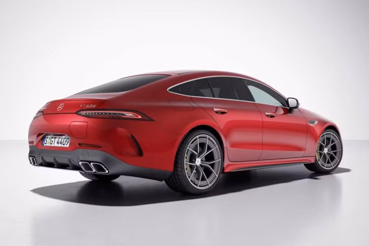 Cũng giống như nhiều mẫu xe thể thao “hai số” khác thuộc thương hiệu Mercedes-AMG, GT63 SE Performance Coupe 4 cửa 2024 cũng được cung cấp nhiều tùy chọn cá nhân hóa nội/ngoại thất. Bên cạnh các màu sơn được cung cấp trên bản cũ, phiên bản mới còn được bổ sung tùy chọn màu trắng Opalite White Metallic. 