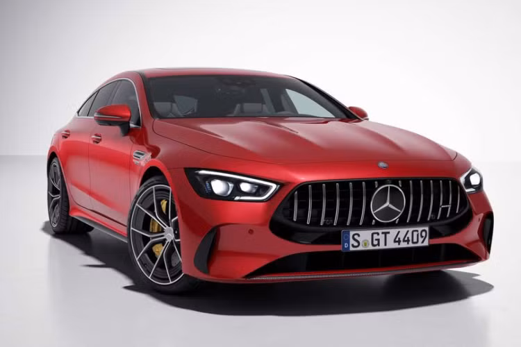  Mercedes-AMG GT63 SE Performance 2024 mới có thiết kế mượn khá nhiều từ “người đàn anh” AMG GT Coupe, nổi bật với cụm lưới tản nhiệt to bản họa tiết dạng nan dọc và khe gió thể thao. Đèn pha Multibeam LED được đặt ở vị trí cao hơn so với phiên bản cũ và có thêm đường viền màu đen dọc phía dưới.