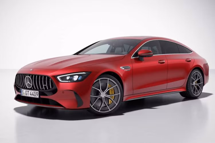 Mercedes-AMG bổ sung cho GT63 SE Performance Coupe hai trang bị tiêu chuẩn là cửa sổ trời chỉnh điện và đế sạc không dây cho hàng ghế sau. Công ty cũng đã cập nhật phần mềm thông tin giải trí MBUX với đồ họa hiển thị và các chức năng dành riêng cho xe thể thao.