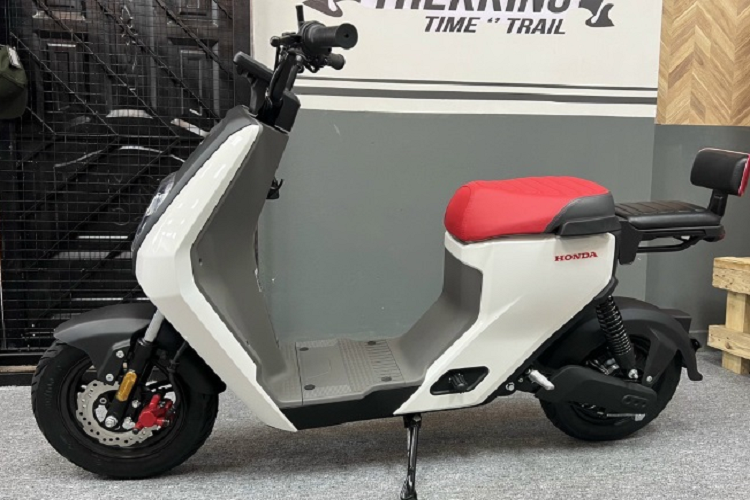 Trước đó vào tháng 4/2022, Honda đã đăng ký bản quyền công nghiệp mẫu U-Go tại Việt Nam và cũng đã trưng bày, cho lái thử mẫu xe máy điện này trong một sự kiện diễn ra tại Hà Nội.