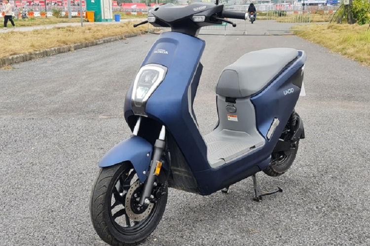 Trong khi đó, U-Be đang được một số đại lý nhập khẩu tư nhân giao bán bán mức giá 25 triệu đồng, rẻ hơn một nửa so với Yamaha NEO'S. Đây cũng là 2 mẫu xe điện hướng đến những người dùng trẻ, tìm kiếm một mẫu nhỏ gọn, linh hoạt khi vận hành trong đô thị.