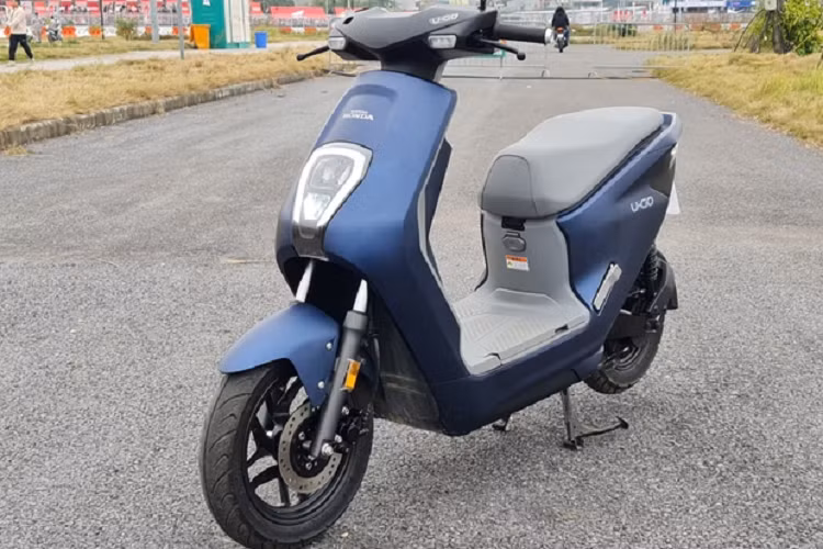 Trong khi đó, U-Be đang được một số đại lý nhập khẩu tư nhân giao bán bán mức giá 25 triệu đồng, rẻ hơn một nửa so với Yamaha NEO'S. Đây cũng là 2 mẫu xe điện hướng đến những người dùng trẻ, tìm kiếm một mẫu nhỏ gọn, linh hoạt khi vận hành trong đô thị.