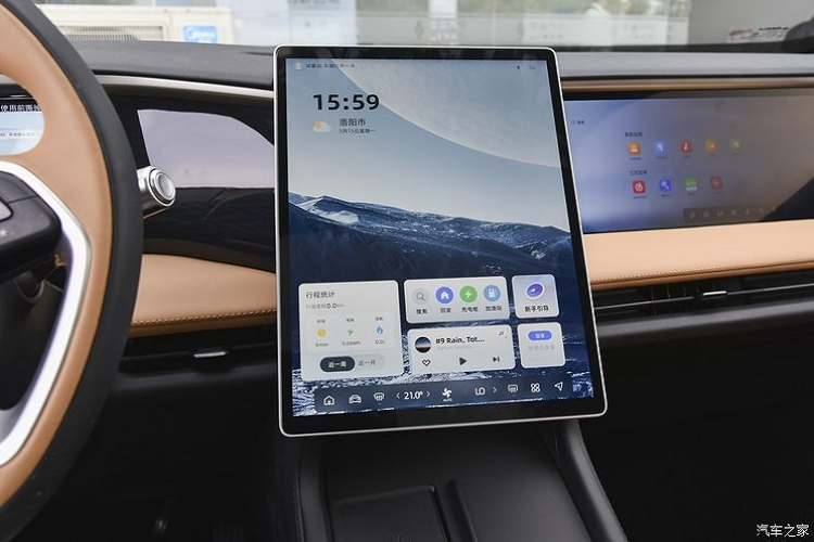 Về sức mạnh, mẫu xe SUV Geely Galaxy L7 Phantom Edition 2024 mới có động cơ xăng 4 xi-lanh, tăng áp, dung tích 1.5 lít cho công suất 163 mã lực và 1 động cơ điện cho công suất 146 mã lực.