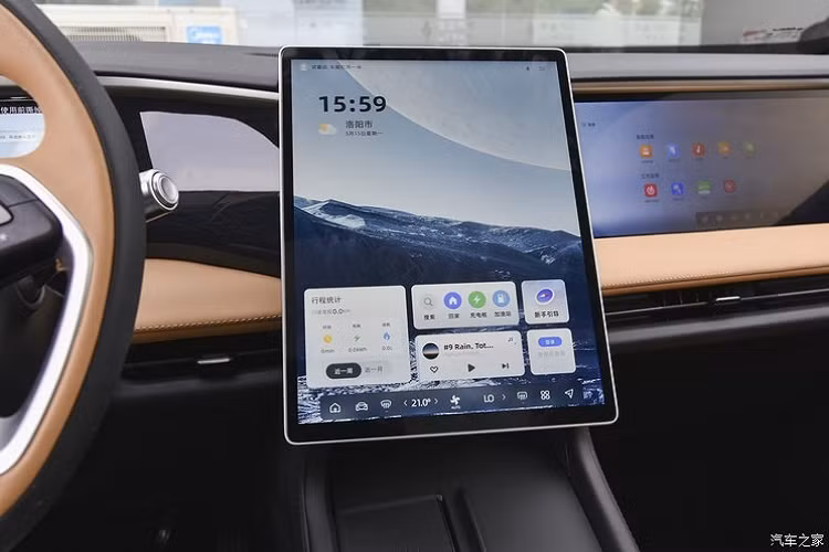 Về sức mạnh, mẫu xe SUV Geely Galaxy L7 Phantom Edition 2024 mới có động cơ xăng 4 xi-lanh, tăng áp, dung tích 1.5 lít cho công suất 163 mã lực và 1 động cơ điện cho công suất 146 mã lực.