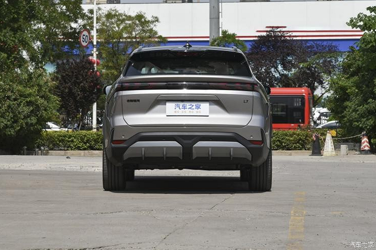 Tiếp đến chính là việc thay đổi lớn nhất của phiên bản Phantom Edition so với Geely Galaxy L7 các phiên bản khác là nó được bổ sung khả năng hỗ trợ lái xe tiên tiến NOA của Geely. Chủ xe có thể tận hưởng miễn phí 2 năm hệ thống hỗ trợ lái xe tiên tiến của NOA.