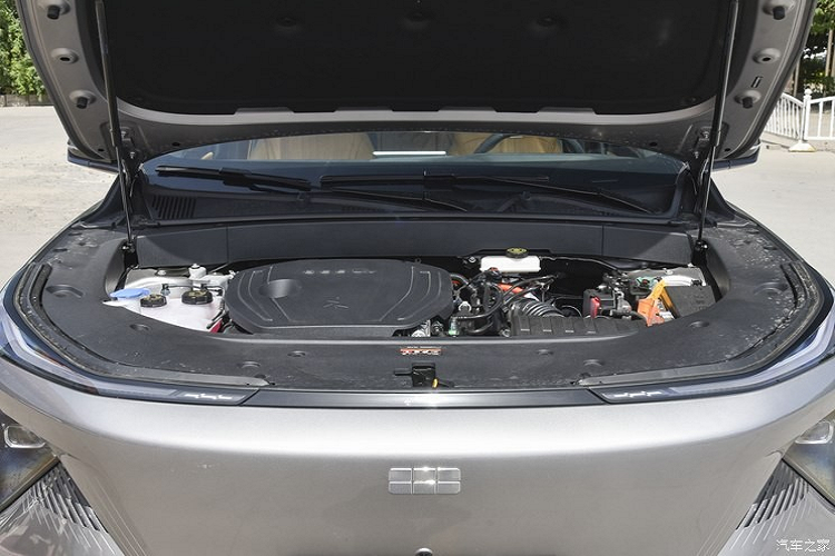 Hệ truyền động xăng và động cơ điện trên Geely Galaxy L7 Phantom Edition tạo ra công suất 390 mã lực và mô-men xoắn 535 Nm. Tốc độ tối đa của nó được giới hạn ở 200 km/h.