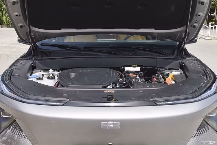 Hệ truyền động xăng và động cơ điện trên Geely Galaxy L7 Phantom Edition tạo ra công suất 390 mã lực và mô-men xoắn 535 Nm. Tốc độ tối đa của nó được giới hạn ở 200 km/h.