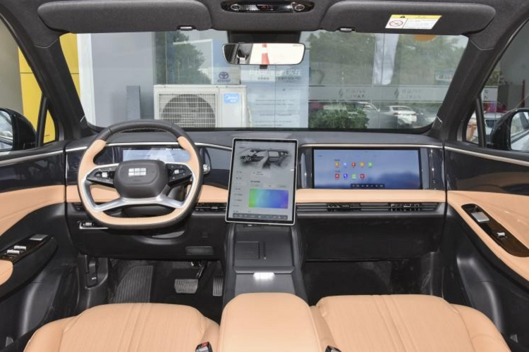 Đầu tiên, khách hàng chọn mua xe Geely Galaxy L7 Phantom Edition 2024 sẽ có 6 lựa chọn màu ngoại thất gồm trắng bình minh, đen nửa đêm, xám bình minh, xanh da trời, tím núi hoàng hôn và trắng thiên hà.