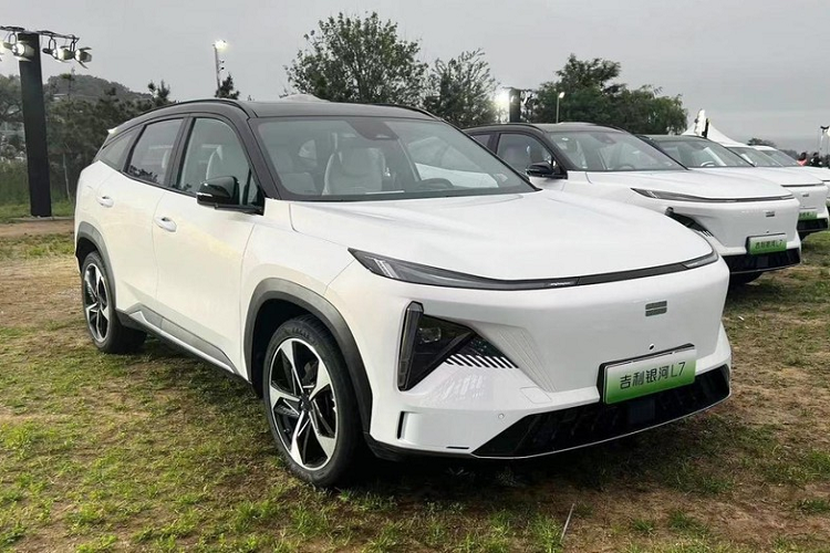 Sau vài tháng, hãng xe Trung Quốc quyết định bổ sung thêm 1 phiên bản mới cho Geely Galaxy L7 và nó đã chính thức được giới thiệu vào ngày 16/9/2023 vừa qua. Được gọi tên là Geely Galaxy L7 Phantom Edition 2024, đây sẽ là phiên bản sanh chảnh và tất nhiên, đắt nhất trong các dòng xe Geely Galaxy L7 được bán ra thị trường.