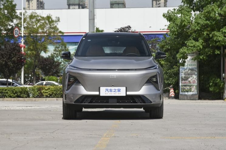 Cụ thể, giá xe Geely Galaxy L7 Phantom Edition sẽ là 185.700 nhân dân tệ (tương đương 604 triệu đồng), điều đáng nói là bất kỳ người dùng Galaxy L7 nào đã nhận xe trước ngày 16/9 đều có thể đổi lấy mẫu này mà không cần phải thanh toán thêm khoản chênh lệch.