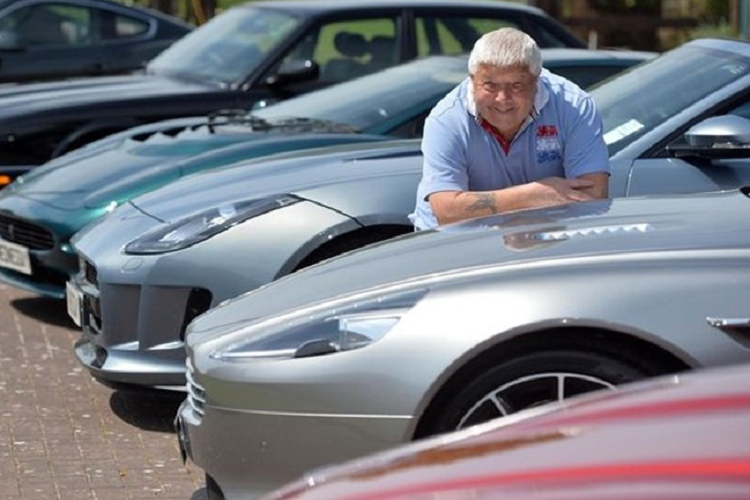 15,5 triệu bảng Anh là số tiền mà tài xế xe tải Tom Naylor cùng vợ đã trúng thưởng được, từ ngôi nhà chật hẹp ở Wednesbury, tài xế xe tải năm nào giờ đây đã cùng vợ chuyển đến sống trong một ngôi nhà sang trọng ở South Staffs.