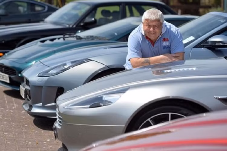 15,5 triệu bảng Anh là số tiền mà tài xế xe tải Tom Naylor cùng vợ đã trúng thưởng được, từ ngôi nhà chật hẹp ở Wednesbury, tài xế xe tải năm nào giờ đây đã cùng vợ chuyển đến sống trong một ngôi nhà sang trọng ở South Staffs.