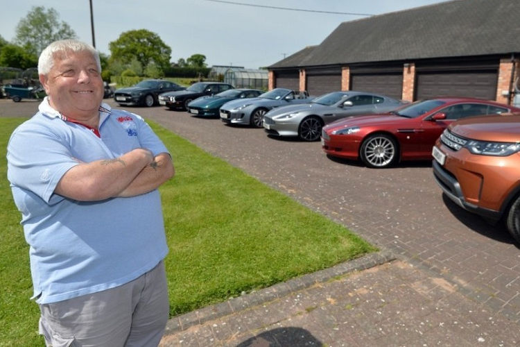 Tom Naylor từng rất mê siêu xe và xe thể thao nhưng với thu nhập của tài xế xe tải, ông chỉ biết ngắm trúng qua điện thoại, máy tính hay vô tình nhìn thấy trên đường, nhưng việc trúng số độc đắc đã giúp Tom có thể sở hữu nhiều mẫu xe mình thích, “Jaguar XJR là chiếc xe đầu tiên mà tôi đã mua cách đây 17 năm khi trúng số 15,5 triệu bảng Anh (khoảng hơn 400 tỷ đồng). Đến tận bây giờ tôi vẫn giữ chiếc xe kỷ niệm này".