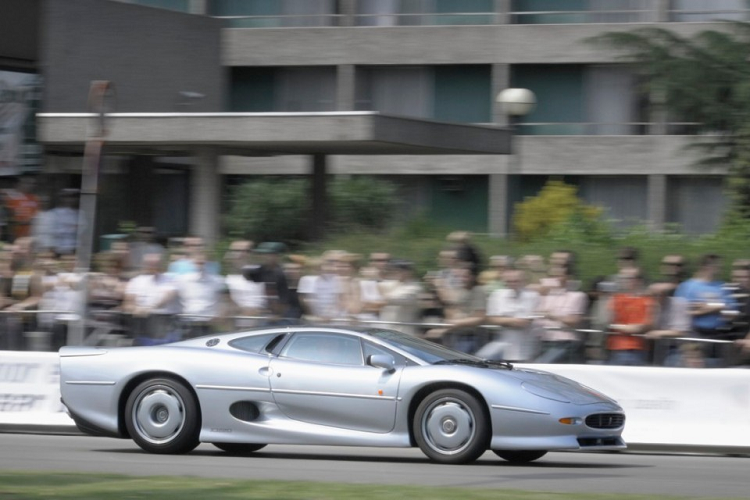 Những mẫu xe được người đàn ông 64 tuổi này mua về bao gồm Ford Mustang, Jaguar F-Type Convertible, Land Rover Discovery, Aston Martin DB9... Giờ đây, vị tài xế già đã có thể trải nghiệm ghế thể thao được học da cao cấp, vô lăng nhẹ nhàng...