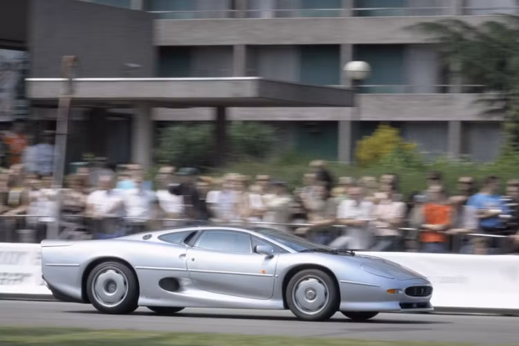 Những mẫu xe được người đàn ông 64 tuổi này mua về bao gồm Ford Mustang, Jaguar F-Type Convertible, Land Rover Discovery, Aston Martin DB9... Giờ đây, vị tài xế già đã có thể trải nghiệm ghế thể thao được học da cao cấp, vô lăng nhẹ nhàng...