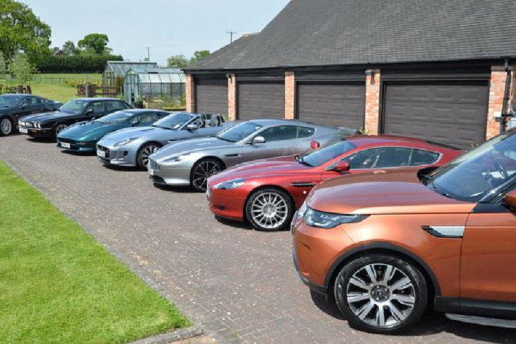 Để có thể chứa được những chiếc xe mình mang về, Tom Naylor xây tổng cộng 6 garage và hằng ngày vẫn lau chùi, cố gắng cho mỗi xe ra đường thường xuyên, không để chúng làm bạn với bụi trong các garage xe của mình.