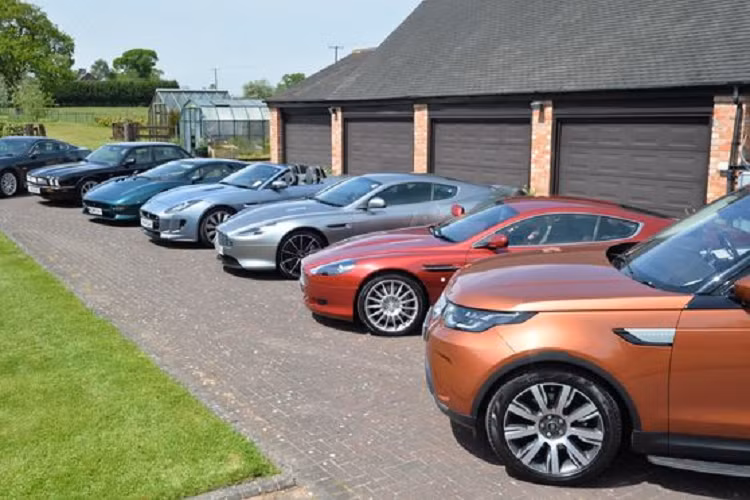 Để có thể chứa được những chiếc xe mình mang về, Tom Naylor xây tổng cộng 6 garage và hằng ngày vẫn lau chùi, cố gắng cho mỗi xe ra đường thường xuyên, không để chúng làm bạn với bụi trong các garage xe của mình.