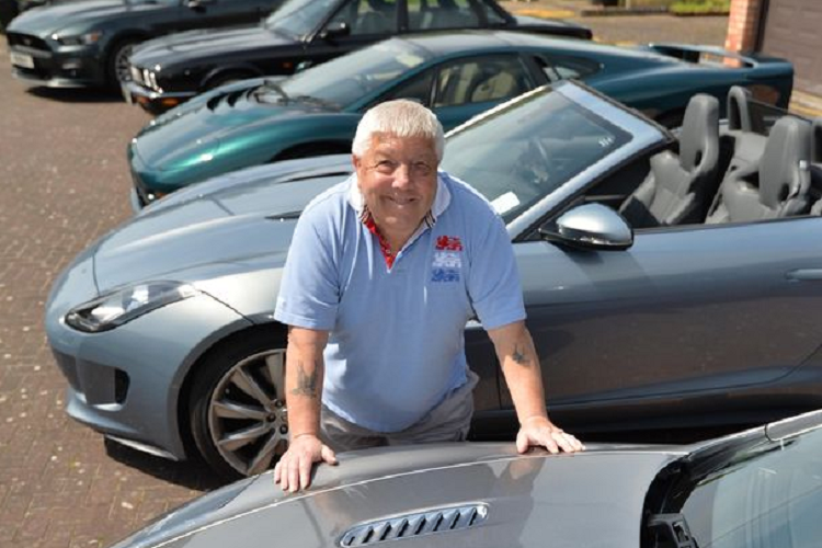 Nhưng trong bộ sưu tập siêu xe của tài xế xe tải này có 2 chiếc xe rất đặc biệt vì cực hiếm đó là Jaguar XJ220 chỉ có 275 chiếc được chế tạo với giá thành mỗi xe lên đến gần 500.000 đô la, đắt đỏ nhất lúc bấy giờ, ngoài ra, Jaguar XJ220 cũng từng là siêu xe nhanh nhất thế giới, mẫu xe hiếm thứ 2 của Tom Naylor là Aston Martin DB9 GT Bond Edition chỉ có 150 chiếc trên toàn cầu.