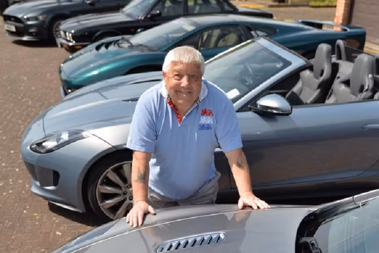 Nhưng trong bộ sưu tập siêu xe của tài xế xe tải này có 2 chiếc xe rất đặc biệt vì cực hiếm đó là Jaguar XJ220 chỉ có 275 chiếc được chế tạo với giá thành mỗi xe lên đến gần 500.000 đô la, đắt đỏ nhất lúc bấy giờ, ngoài ra, Jaguar XJ220 cũng từng là siêu xe nhanh nhất thế giới, mẫu xe hiếm thứ 2 của Tom Naylor là Aston Martin DB9 GT Bond Edition chỉ có 150 chiếc trên toàn cầu.