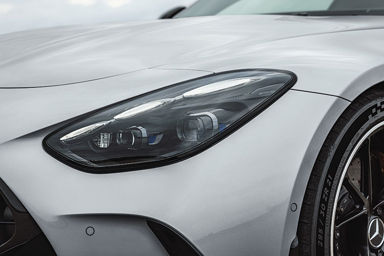 AMG GT 2024 được trang bị bộ mâm đa chấu thể thao có kích thước 20 inch tiêu chuẩn và bổ sung tùy chọn vành 21 inch. Giống như đầu xe, phần đuôi xe của Mercedes-AMG GT 2024 cũng được tinh chỉnh nhìn hầm hố hơn hơn nhờ bộ khuếch tán mới có độ cắt xẻ mạnh và hai khe gió nhỏ ốp viền màu đen.