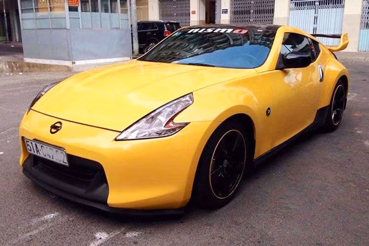 Không rõ giá xe Nissan 370Z Nismo hàng hiếm tại Việt Nam là bao nhiêu, nhưng nó từng được rao bán trên sàn xe khoảng hơn 2 tỷ đồng vào năm 2019. Mức giá này đắt hơn nhiều lần so với tại thị trường Mỹ, chỉ 46.000 USD (khoảng 1 tỷ đồng). 