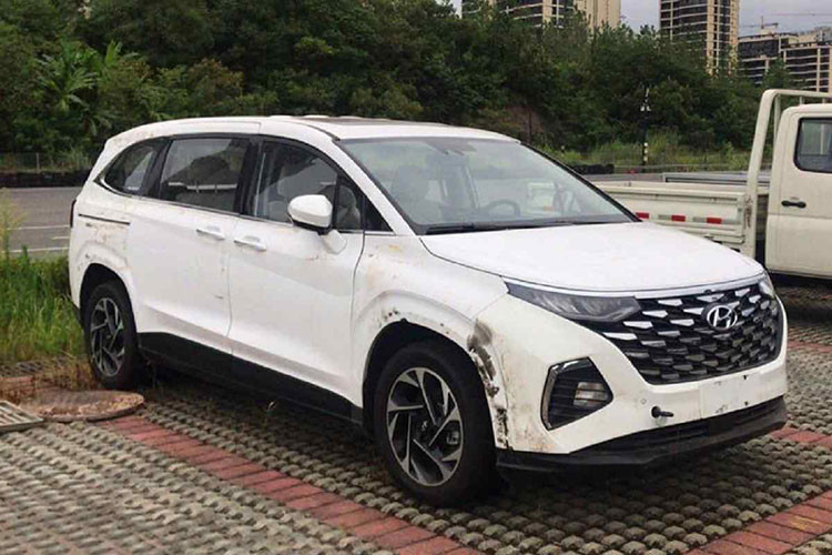 Tại thị trường Trung Quốc, giá xe Hyundai Custo 2023 dao động từ 175.800 - 218.800 Nhân dân tệ (khoảng 579 - 721 triệu đồng). Khi bán ở Việt Nam, xe được dự đoán sẽ có giá trên dưới 1 tỷ đồng. Sự xuất hiện của Custo sẽ hoàn thiện danh mục sản phẩm của thương hiệu Hyundai ở thị trường Việt.