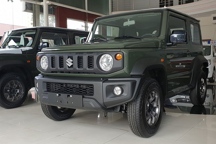 Nhân viên tư vấn bán hàng cho biết Suzuki Jimny sẽ được bán chính hãng tại Việt Nam trong tháng 9 tới đây, xe được trang bị động cơ xăng hút khí tự nhiên 1.5L 4 xi-lanh cho ra công suất tối đa 101 mã lực và 130 Nm mô-men xoắn. Đi kèm với đó là hộp số tự động 4 cấp và hệ dẫn động 4 bánh toàn thời gian. Mức giá xe dự đoán từ 800 triệu đồng, được nhập khẩu nguyên chiếc từ Nhật Bản. 
