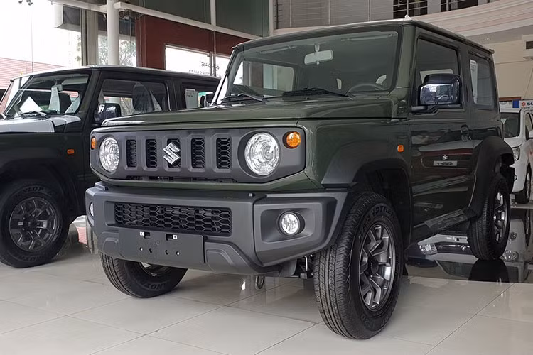 Nhân viên tư vấn bán hàng cho biết Suzuki Jimny sẽ được bán chính hãng tại Việt Nam trong tháng 9 tới đây, xe được trang bị động cơ xăng hút khí tự nhiên 1.5L 4 xi-lanh cho ra công suất tối đa 101 mã lực và 130 Nm mô-men xoắn. Đi kèm với đó là hộp số tự động 4 cấp và hệ dẫn động 4 bánh toàn thời gian. Mức giá xe dự đoán từ 800 triệu đồng, được nhập khẩu nguyên chiếc từ Nhật Bản. 
