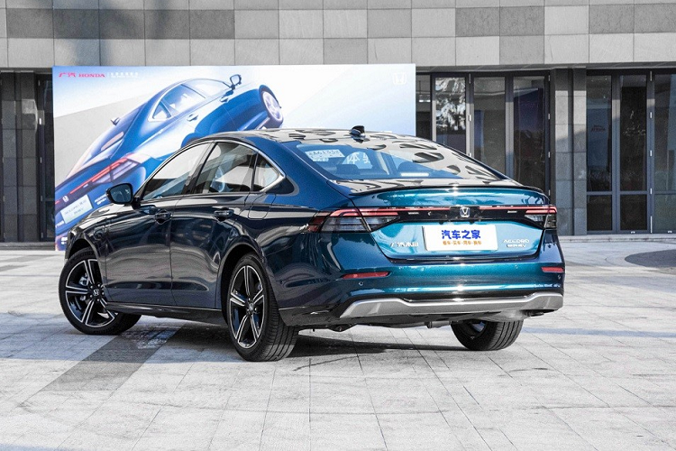 Trong khi đó, xe ở những thị trường khác chỉ có phiên bản dùng động cơ xăng và hybrid (e:HEV) thông thường. Mẫu xe sedan Honda Accord e:PHEV là sản phẩm của liên doanh GAC Honda tại thị trường Trung Quốc. So với phiên bản dùng động cơ xăng và e:HEV, Honda Accord e:PHEV 2023 sở hữu ngoại hình gần như không có gì khác biệt.