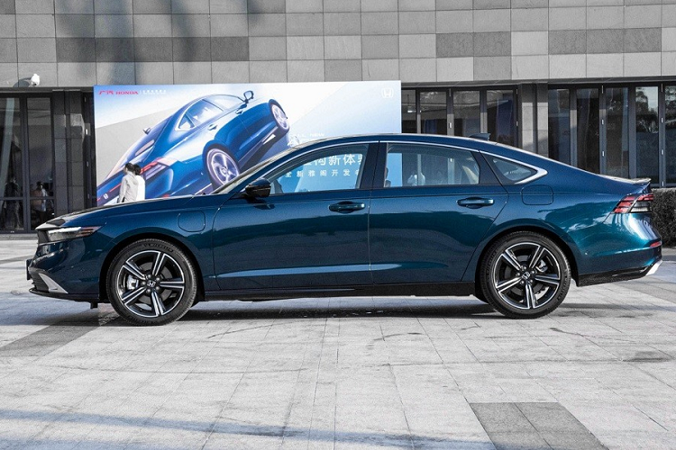 Vòng sang bên sườn, chúng ta sẽ bắt gặp đường dập gân kéo dài từ đèn pha đến đèn hậu và viền cửa sổ mạ crôm. Thiết kế sườn xe của Honda Accord e:PHEV 2023 khá mượt mà với nóc dốc về phía sau.