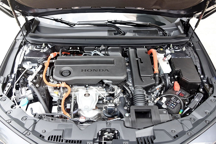 "Trái tim" của Honda Accord e:PHEV 2023 là hệ truyền động plug-in hybrid i-MMD thế hệ thứ 4, bao gồm máy xăng 4 xi-lanh, dung tích 2.0L và 2 mô-tơ điện.
