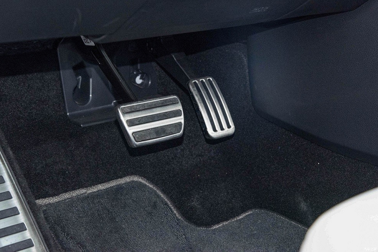 Ngoài ra, mẫu xe hybrid sạc điện này còn có vô lăng 3 chấu, tích hợp phím chức năng... và lẫy chuyển số thể thao. Bảng đồng hồ kỹ thuật số 10,2 inch, khởi động bằng nút bấm, chìa khóa thông minh...