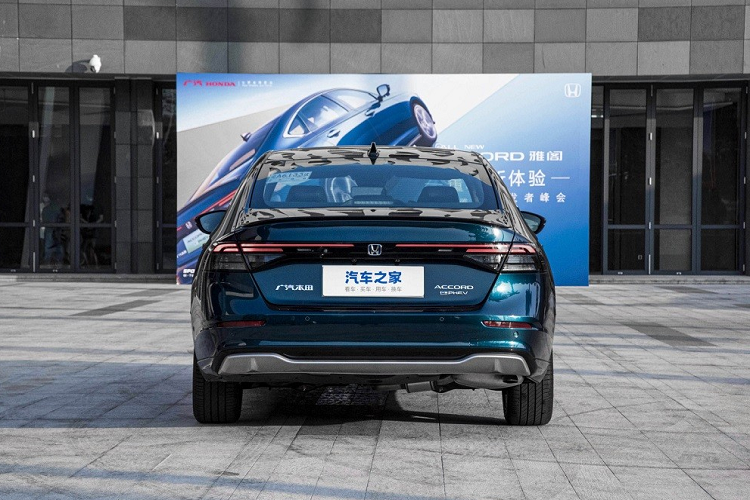 Đằng sau xe, Honda Accord e:PHEV 2023 được trang bị đèn hậu vắt ngang, nằm trong vỏ màu đen. Ở giữa đèn hậu là logo màu xanh dương khá nhỏ của hãng Honda. Thêm vào đó là cánh gió đuôi nhỏ tích hợp vào cửa cốp, cản sau đi kèm đèn phản quang và tấm ốp màu bạc.