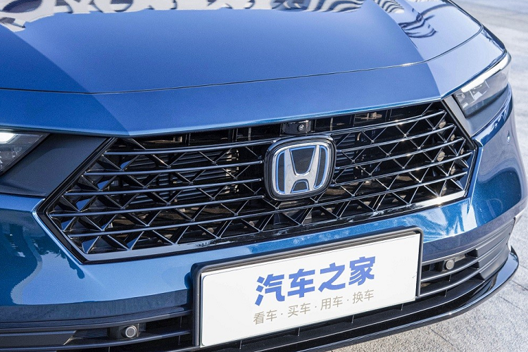Theo đó, mẫu xe hybrid sạc điện này được trang bị lưới tản nhiệt hình lục giác với các mắt lưới kim cương sơn màu đen bóng. Ở chính giữa lưới tản nhiệt là logo màu xanh dương của hãng Honda, ám chỉ đây là xe thân thiện với môi trường.
