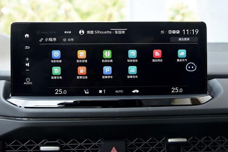 Bên trong Accord e:PHEV là không gian nội thất rộng rãi và được áp dụng thiết kế quen thuộc của hãng Honda.