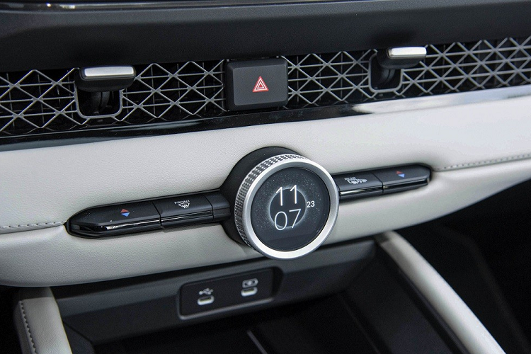 Màn hình hiển thị thông tin kính lái HUD. Hệ thống âm thanh Bose 12 loa... và bàn đạp kim loại cũng có bên trong xe. Những trang bị đáng chú ý khác của xe bao gồm nút bấm chuyển số... Điều hòa tự động với núm xoay khá lớn