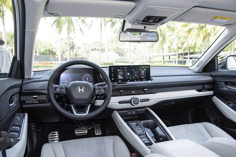 Kích thước của Honda Accord e:PHEV 2023 cũng không có gì thay đổi so với phiên bản máy xăng và e:HEV. Mẫu sedan hạng trung này sở hữu chiều dài 4.980 mm, chiều rộng 1.862 mm, chiều cao 1.449 mm và chiều dài cơ sở 2.830 mm.