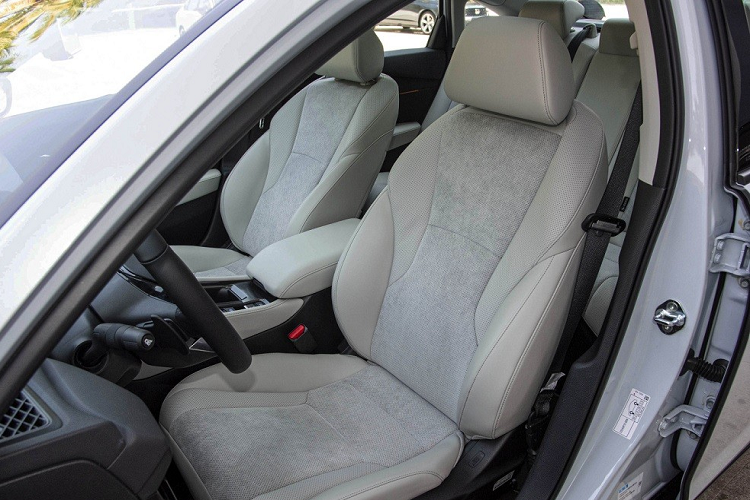 Công suất tối đa của động cơ xăng là 109 kW (146 mã lực) trong khi con số tương ứng của mô-tơ điện là 135 kW (181 mã lực). Xe sở hữu công suất tổng cộng 152 kW (203 mã lực) và mô-men xoắn cực đại 335 Nm. Hộp số biến thiên vô cấp e-CVT của xe được tích hợp vào một mô-tơ điện.