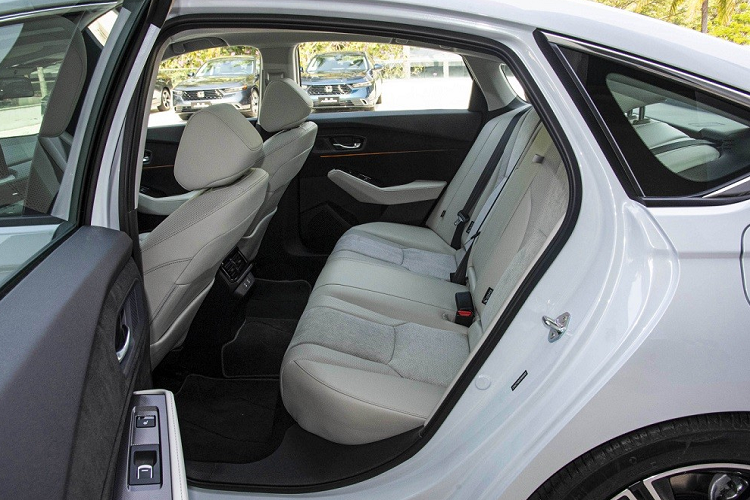 Trong khi đó, pin của Honda Accord e:PHEV 2023 có dung lượng 17,7 kWh, cho phép xe chạy 82 km mà không cần dùng động cơ xăng. Nhờ vậy, mẫu sedan hạng trung này chỉ tiêu thụ lượng xăng 4,88 lít/100 km.