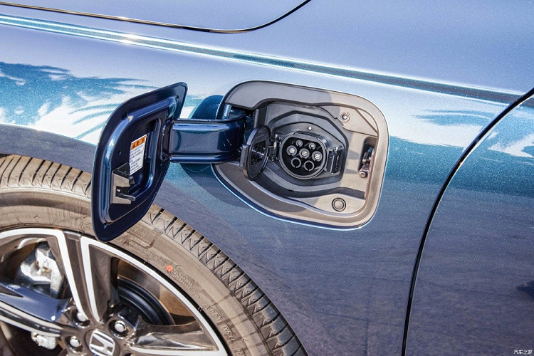 Thêm vào đó là vành hợp kim 18 inch với thiết kế 5 chấu, phối 2 màu thể thao đẹp mắt. Trên chắn bùn trước bên trái còn có thêm cổng sạc. Đây cũng là đặc điểm nhận dạng của Honda Accord e:PHEV 2023 so với phiên bản máy xăng và e:HEV.