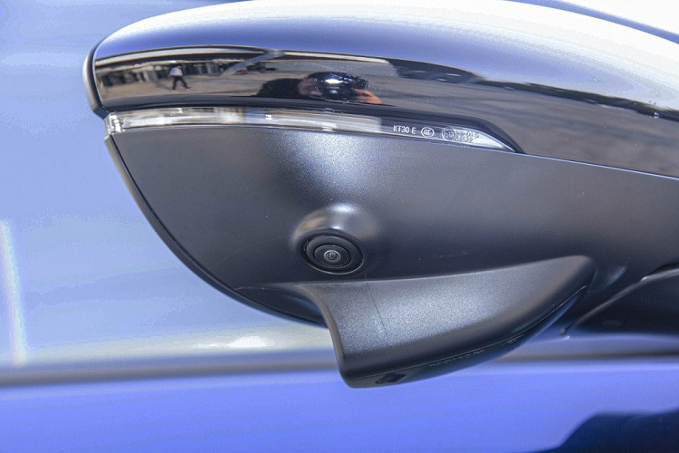 Tất nhiên, Honda Accord e:PHEV 2023 cũng được trang bị gói công nghệ an toàn chủ động Honda Sensing. Bên cạnh đó là camera 360 độ...