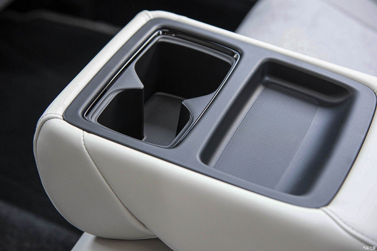 Gương chiếu hậu kỹ thuật số, hệ thống kết nối Honda Connect 4.0, công nghệ nhận diện khuôn mặt. Sạc điện thoại không dây, cổng USB Type C... và cửa sổ trời toàn cảnh. Hàng ghế sau của xe đi kèm bệ tì tay ở giữa, tích hợp ngăn đựng đồ và 2 hộc đựng cốc.