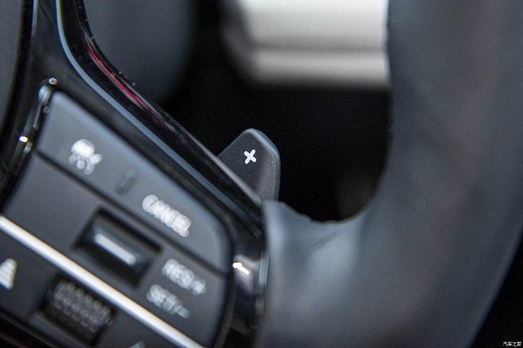 Điểm nhấn của mẫu sedan hạng trung này là màn hình cảm ứng trung tâm 12,3 inch, hỗ trợ Apple CarPlay/Android Auto và cập nhật phần mềm qua WiFi. Đây là mẫu xe dùng màn hình giải trí lớn nhất trong lịch sử của hãng Honda.