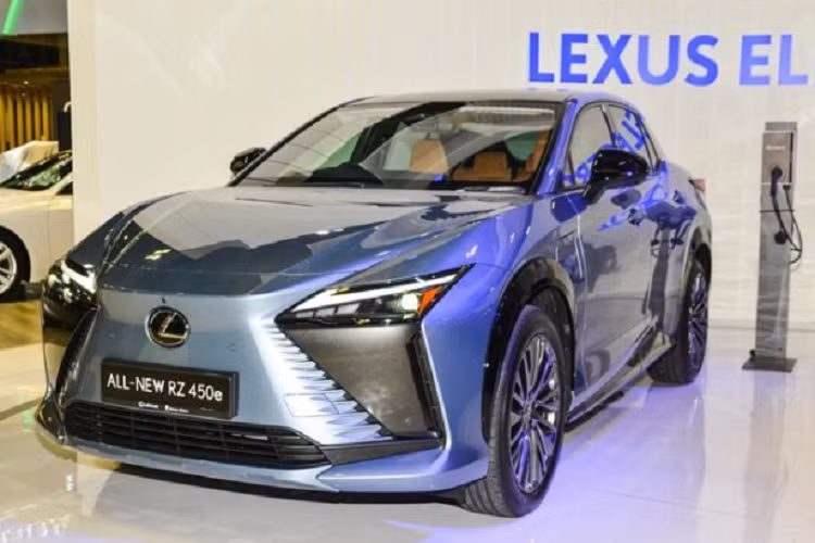 Về trang bị an toàn, RZ450e được trang bị hệ thống an toàn Lexus Safety System +3.0 với các tính năng như: hệ thống trước va chạm và giữ ga tự động thích ứng bằng sóng radar, hệ thống hỗ trợ lái xe chủ động, điều chỉnh lái xe dựa trên camera gắn phía trước, hệ thống khóa cửa điện tử e-Latch sẽ không cho phép hành khách ra khỏi ô tô nếu có phương tiện khác hay người đi xe đạp đang tới gần.