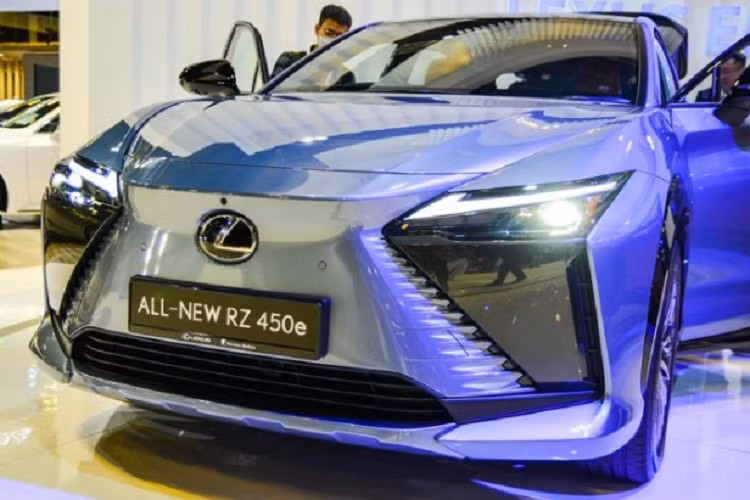 RZ450e có đường dốc mái dạng vòng cung mạnh mẽ cùng thiết kế mái xe dạng nổi nhờ các cột sơn đen. Phần thân xe vẫn là nơi các đường nét dập nổi gân guốc xuất hiện nhiều nhất, tô điểm thêm cho diện mạo khỏe khoắn là các tấm ốp vòm bánh màu đen. Cổng sạc được đặt ở ngay sau vòm bánh trước, liền mạch với cánh cửa xe.