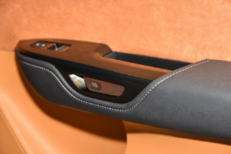 Về động cơ, chiếc xe điện đầu tiên của Lexus được trang bị động cơ tiêu chuẩn với cấu hình động cơ kép, sản sinh ra công suất 201 mã lực ở phía trước và 107 mã lực ở phía sau. Tổng công suất đạt 308 mã lực, mô men xoắn đạt 435 Nm.