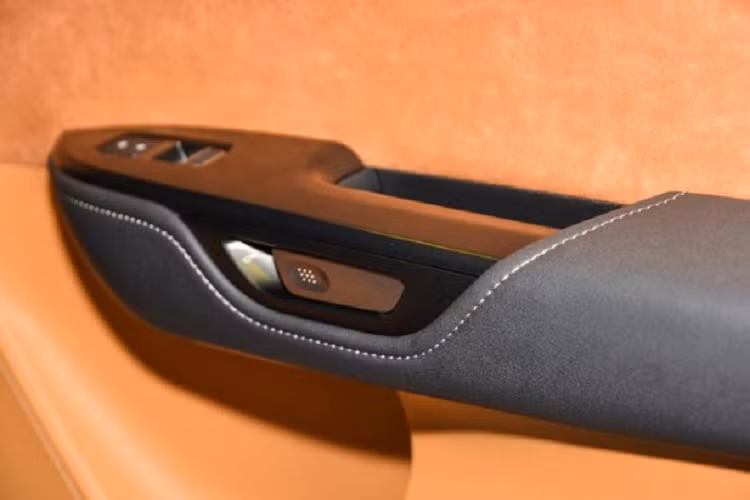 Về động cơ, chiếc xe điện đầu tiên của Lexus được trang bị động cơ tiêu chuẩn với cấu hình động cơ kép, sản sinh ra công suất 201 mã lực ở phía trước và 107 mã lực ở phía sau. Tổng công suất đạt 308 mã lực, mô men xoắn đạt 435 Nm.