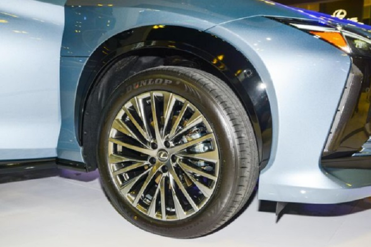 Các chi tiết đáng chú ý khác bao gồm hai cánh lướt gió nhỏ đặt đối xứng ở mái xe, một cánh gió lớn ở chính giữa trung tâm, cụm đèn hậu thanh mảnh kéo dài hết chiều rộng đuôi xe, cản va sau sơn đen và khe hút gió có tạo hình tương tự như phần đầu xe.