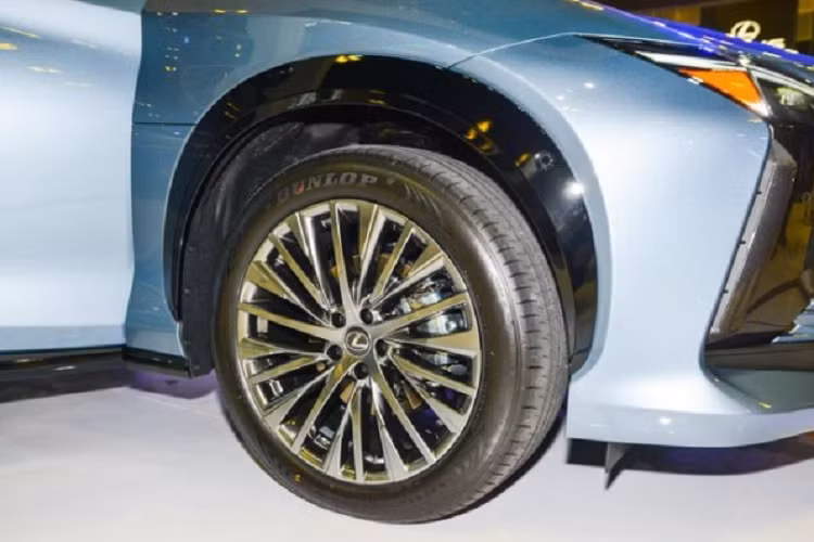 Các chi tiết đáng chú ý khác bao gồm hai cánh lướt gió nhỏ đặt đối xứng ở mái xe, một cánh gió lớn ở chính giữa trung tâm, cụm đèn hậu thanh mảnh kéo dài hết chiều rộng đuôi xe, cản va sau sơn đen và khe hút gió có tạo hình tương tự như phần đầu xe.