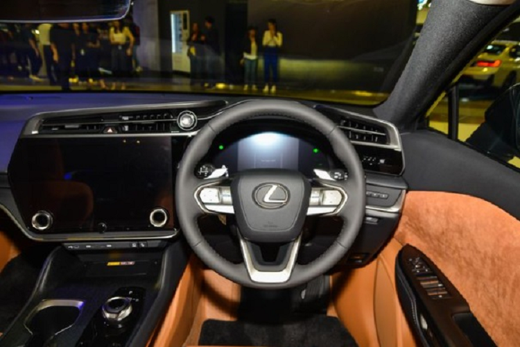 Điểm ấn tượng nhất của buồng lái là vô-lăng hình cánh bướm mới trông giống như vô-lăng của một chiếc máy bay. Nó được kết nối với hệ thống Steer-by-Wire của Lexus, có góc lái tối đa khoảng 150 độ. Ngoài ra, xe còn có các tính năng như cửa sổ trời toàn cảnh, cần số dạng núm xoay…